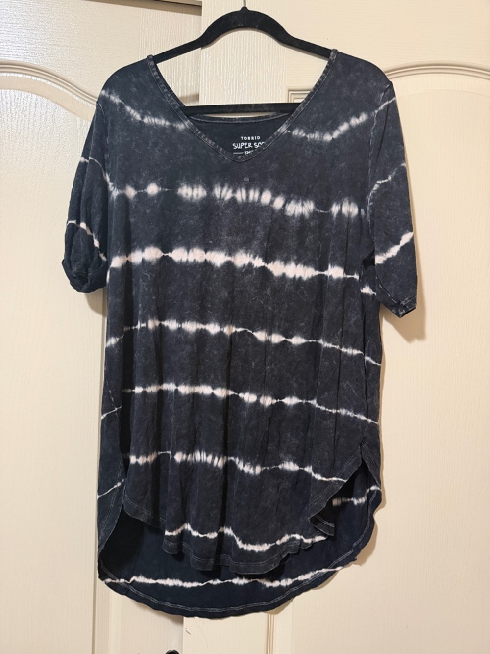 torrid Black & White Tie-Dye V-Neck Tunic size 2